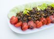 Alblinsensalat mit Tomaten und Gurke angerichtet