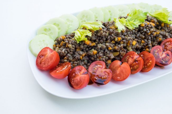 Alblinsensalat mit Tomaten und Gurke angerichtet