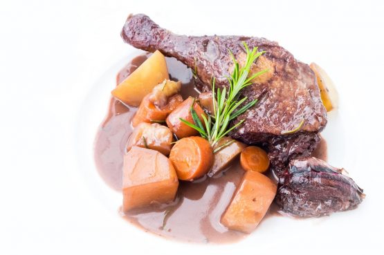 Entenkeile mit Gemüse und Soße auf einem Teller