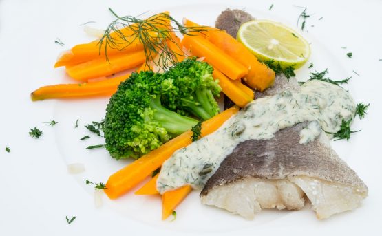 Kochfisch nicht kochen Gekochter Kabeljau mit Gemüse auf einem Teller