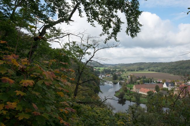 Die Maylust im Muldental Blick vom Wettiner Felsen über den Fluß bis zur Burg nach Leisnig