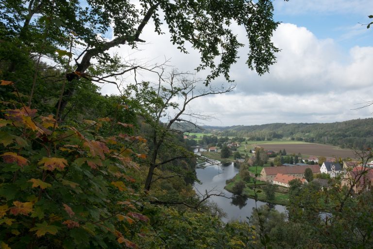 Die Maylust im Muldental Blick vom Wettiner Felsen über den Fluß bis zur Burg nach Leisnig