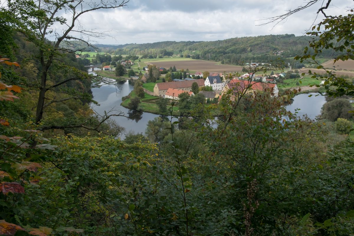 Blick vom Aussichtspunkt Wettiner Felsen auf das Kloster und die Mulde Richtung Leisnig