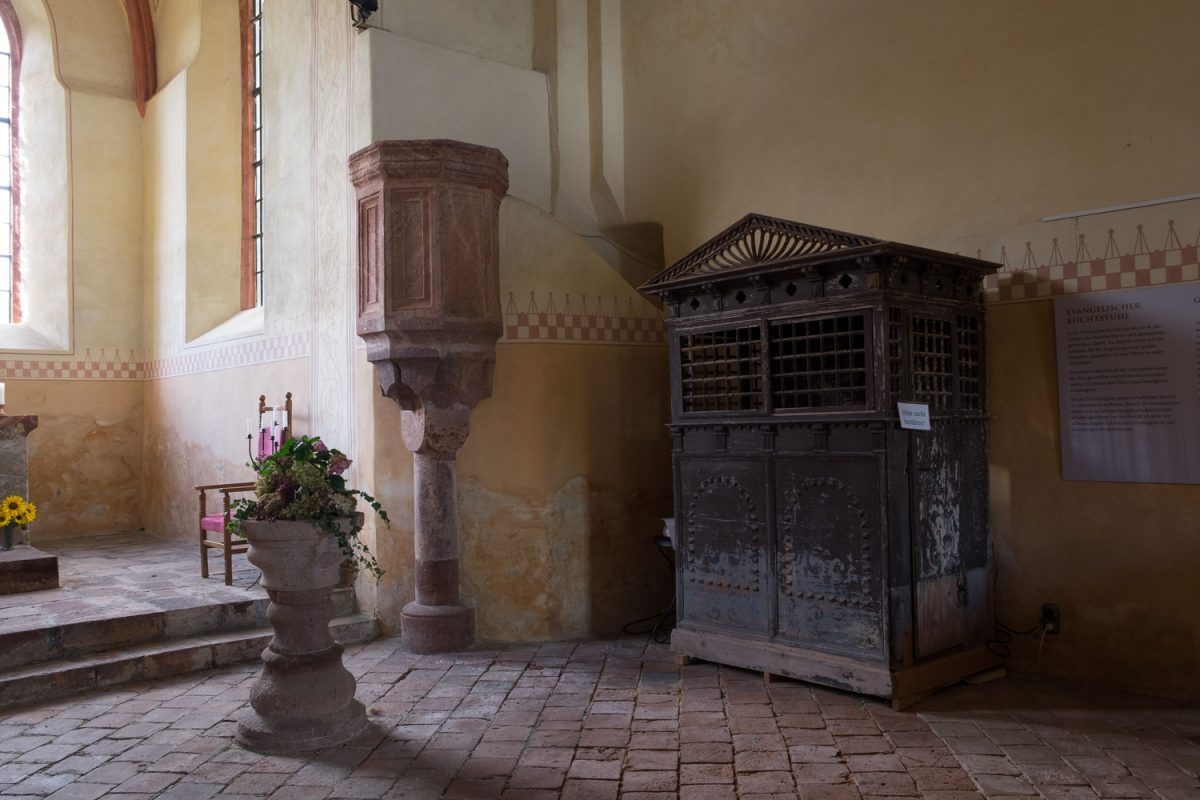 Eine Kapelle im Kloster Buch mit Kanzel