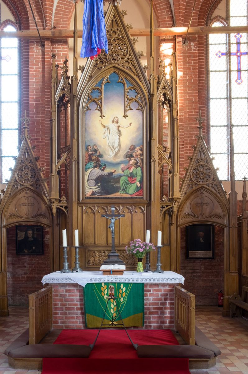 Der Altar der Dorfkirche Hohen Viecheln ist Gotisch aber mit einem Gemälde aus den 19. Jahrhundert