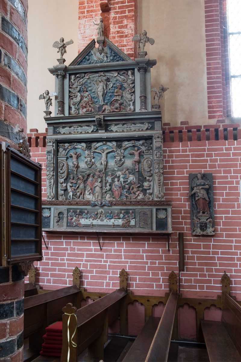 Die Dorfkirche Hohen Viecheln hat eine sehr schönen geschnitzten Renaissance-Altars