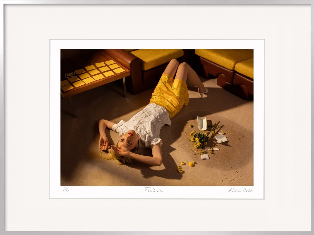 Das Trennungsgeschenk kann auch eine Fotografie von Horst Kistner sein. Das Motiv Failure zeigt wie eine Frau verzweifelt am Boden liegt. Die zerbrochene Vase mit den Blumen neben ihr.