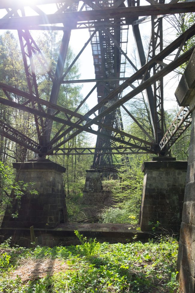 Die Konstruktion des krummen Hundes ist außergewöhnlich. Ein seltenes Exemplar eines Eisen Viaduktes.