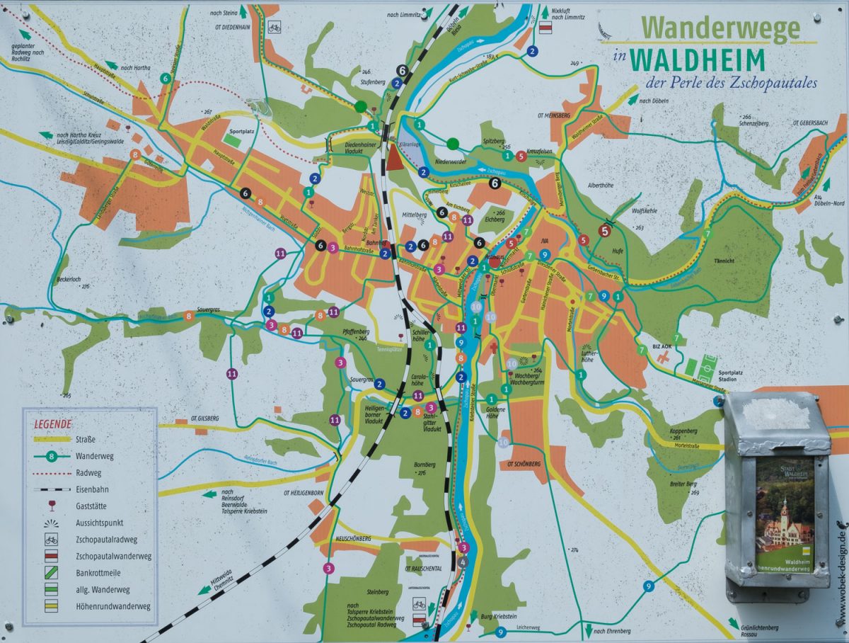 Der Plan der Wanderwege in Waldheim ist am Viadukt aufgestellt. In einem lustigen, handgefertigten Kasten sind Flyer zu finden.