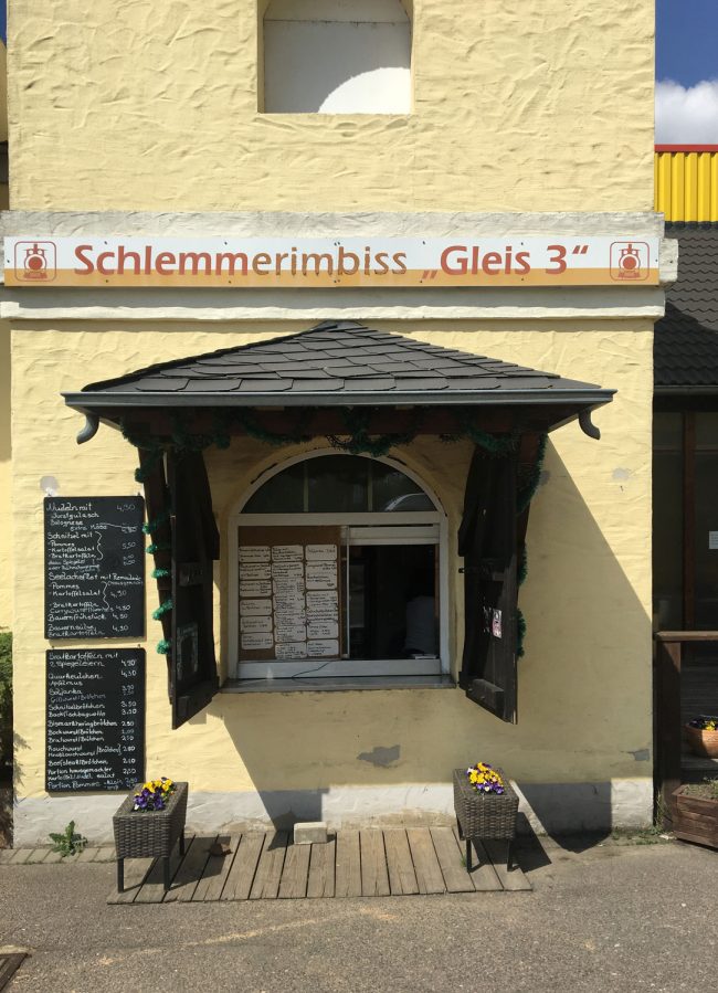 Der Schlemmerimbiss Gleis 3 Döbeln Masten hat ein reichhaltiges Angebot