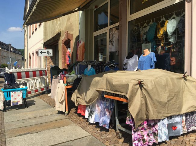 Ein Vietnamesischer Basar in Waldheim in Miniaturformat. Die Sitten des Landes leben auch fernab von Vietnam weiter. Ware wird im Freien präsentiert.