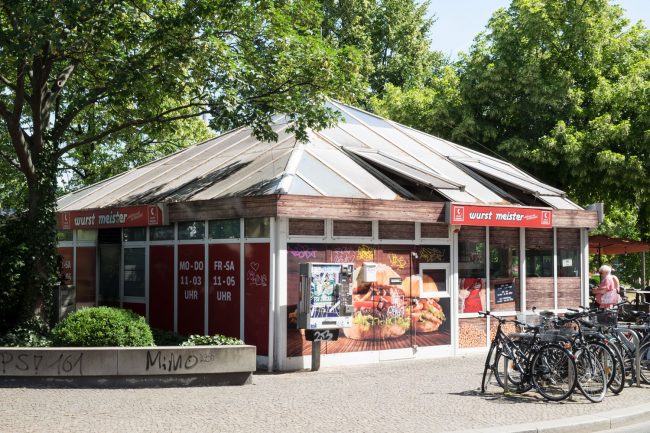 Hier gibt es in der Nacht eine Bratwurst und Pommes sowie Currywurst und Hamburger.