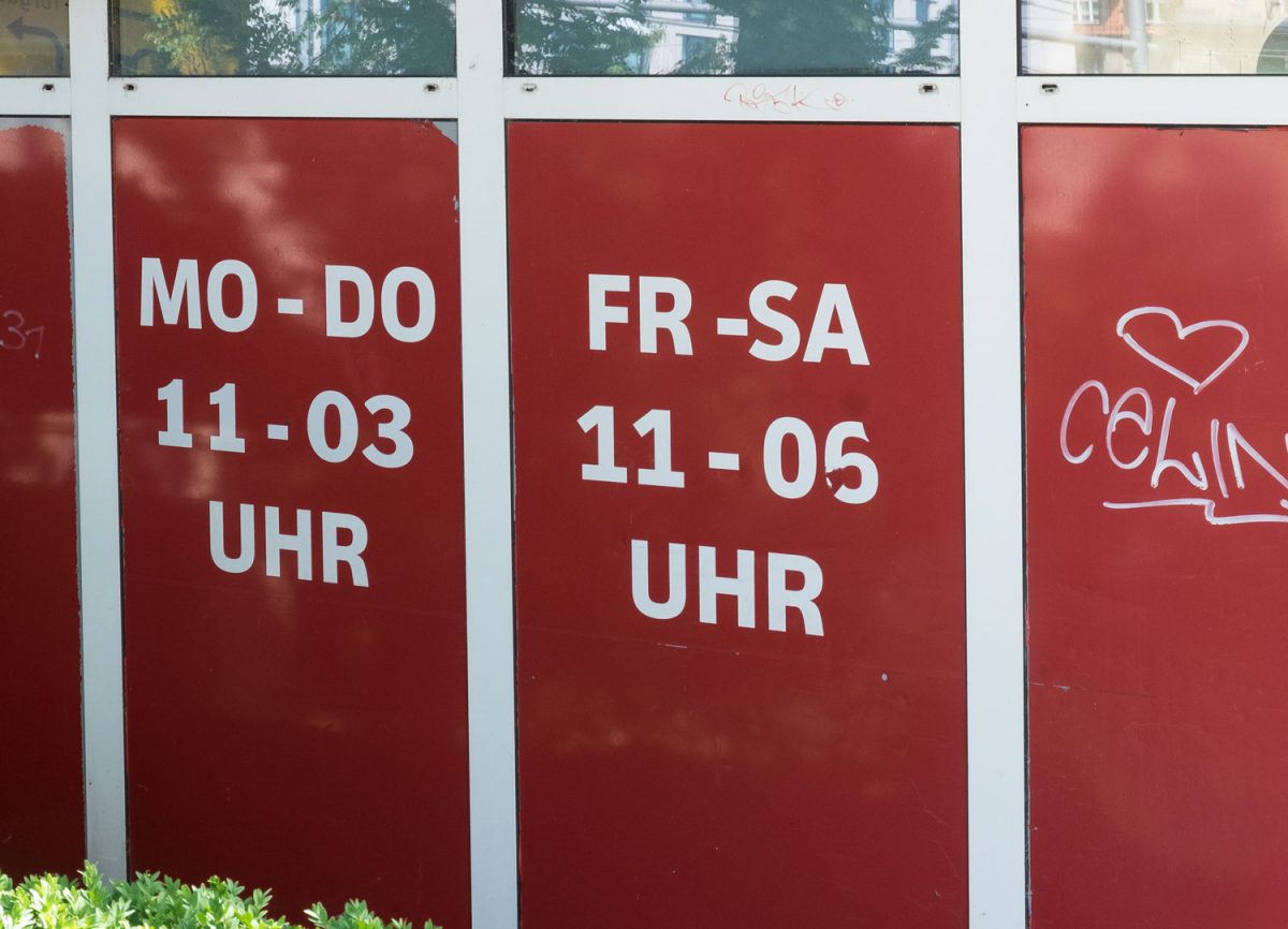 Der nacht Imbiss mit Bratwurst in Leipzig Richard Wagner Straße 10A hat Bir morgens 6 Uhr geöffnet. Es gibt Thüringer Bratwurst.