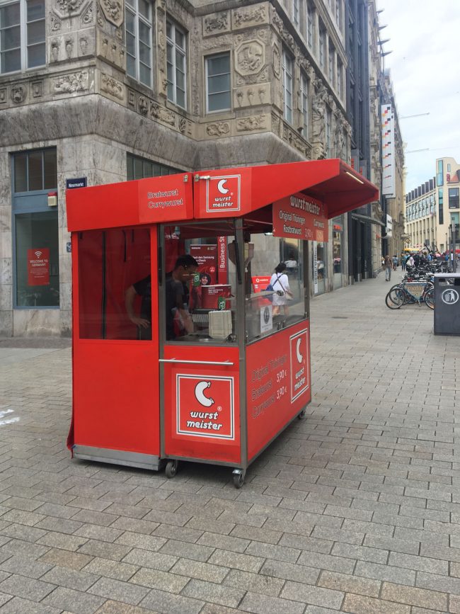 Der Wurststand am Neumarkt ist neu und hat eine noch schlechtere Wurst. Die Architektur ist auch nicht mehr so charmant.