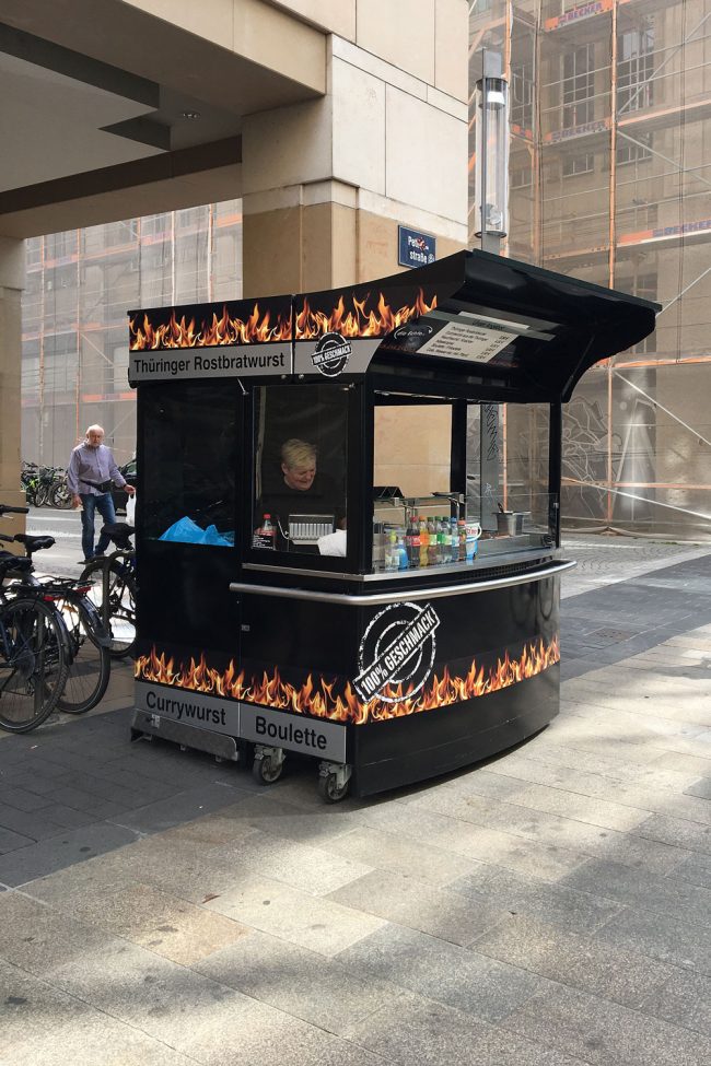 In Leipzig ist der Untergang der Bratwurst in Leipzig so gut wie besiegelt. Wurstbuden wurden auf Rendite getrimmt. Das nimmt die Thüringer Bratwurst sehr übel.