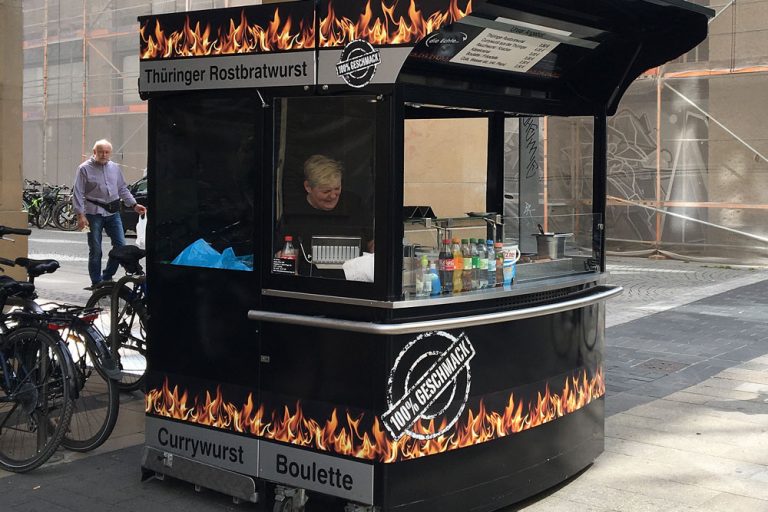 In Leipzig ist der Untergang der Bratwurst in Leipzig so gut wie besiegelt. Wurstbuden wurden auf Rendite getrimmt. Das nimmt die Thüringer Bratwurst sehr übel.