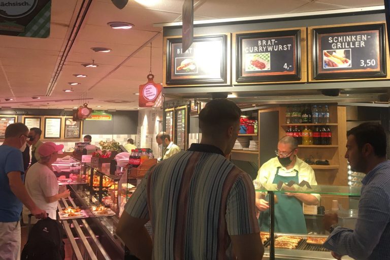 Der Bratwurststand auf dem Bahnhof Hannover ist unbedingt empfehlenswert. Das Schweinefleisch der Bratwürste stammt von glücklichen Schweinen aus dem Landkreis Celle. Artgerechte Haltung. Und das schmeckt man auch.