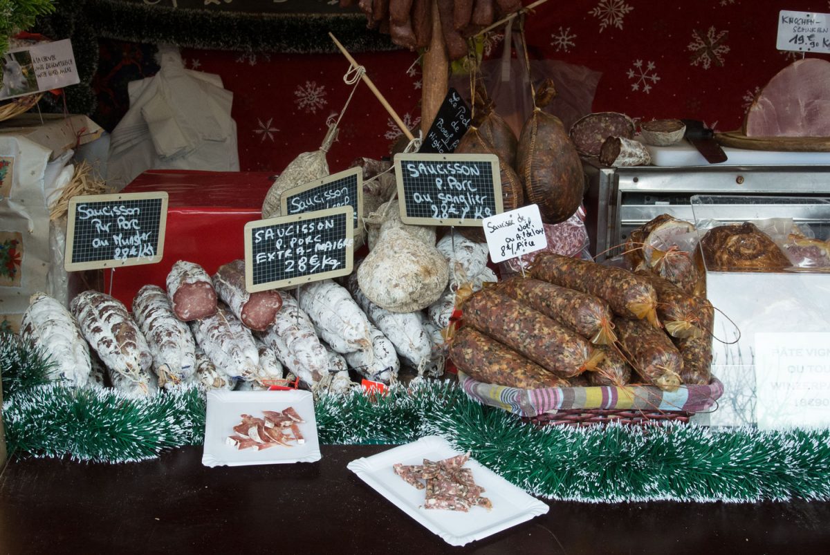 Unzählige Elsässer Weihnachtswürste bekommt man auf dem Weihnachtsmarkt in Weissenburg