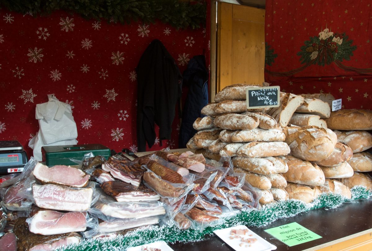 Auch geräuchertes Schwein und Bauernbrot kann man als Flaneur in Weissenburg auf dem Weihnachtsmarkt finden.