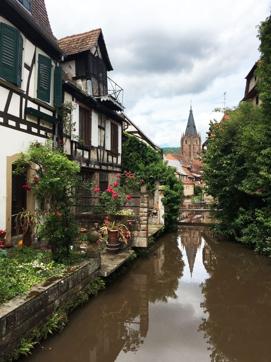 Die Pittoreske Kanäle in Weißenburg prägen das Stadtbild und ermöglichen Durchblicke auf die Kirche.