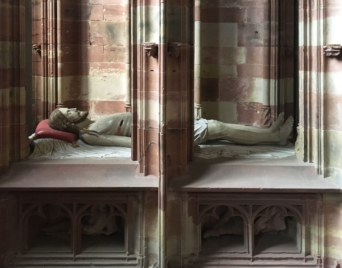 Der naturalistisch dargestellte Leichnam Jesu ist Surrealismus im Kirchenschiff