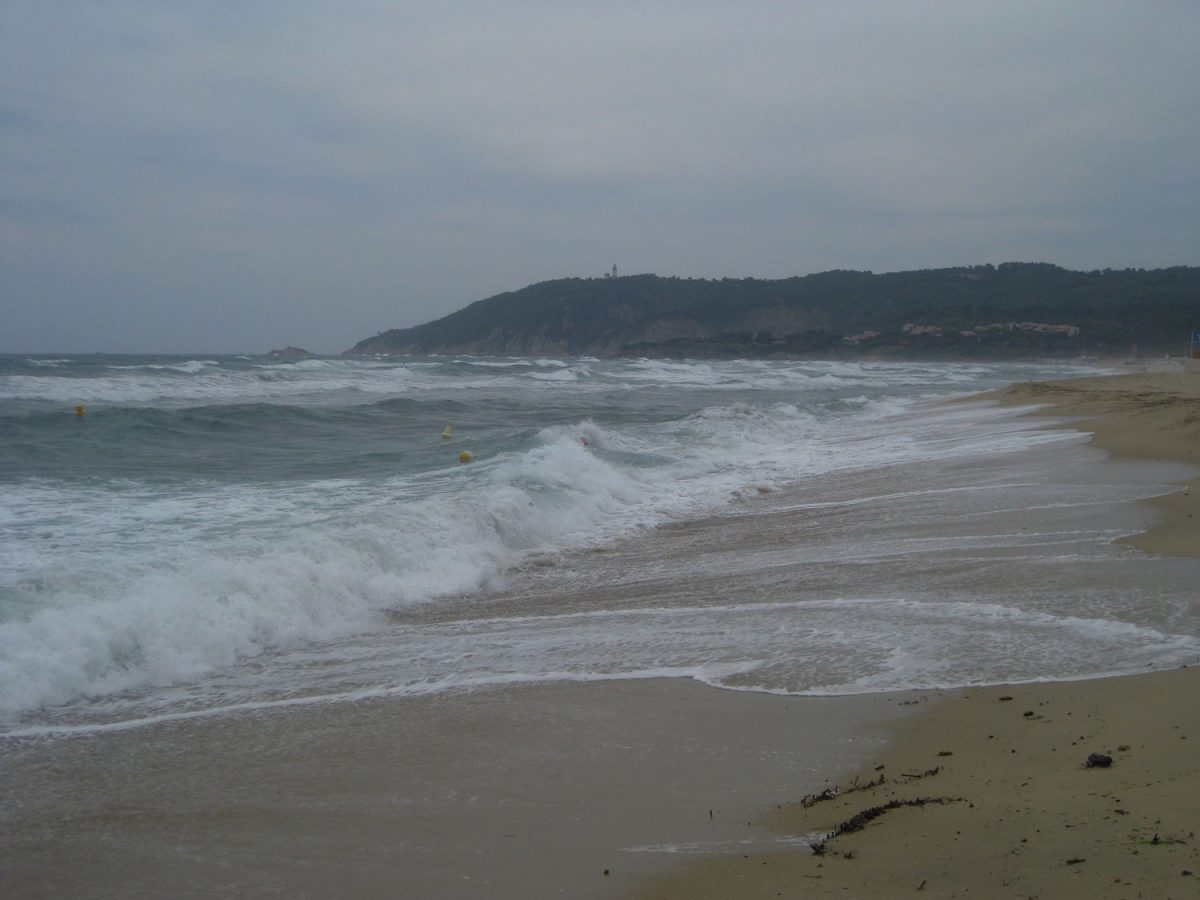 Starker Wellengang in der Bucht von Saint Tropez tritt häufig bei dem Mistral auf. Dann kann das Mittelmeer gefährlich sein.
