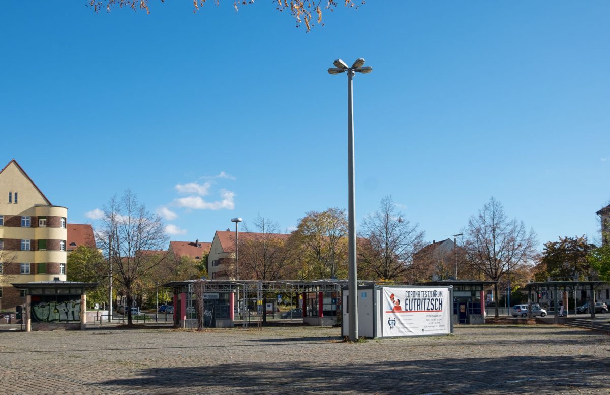 Der Eutritzscher Markt in Leipzig mit Corona Testzentrum 2022 macht selbst bei sonnigen Wetter einen trostlosen Eindruck.