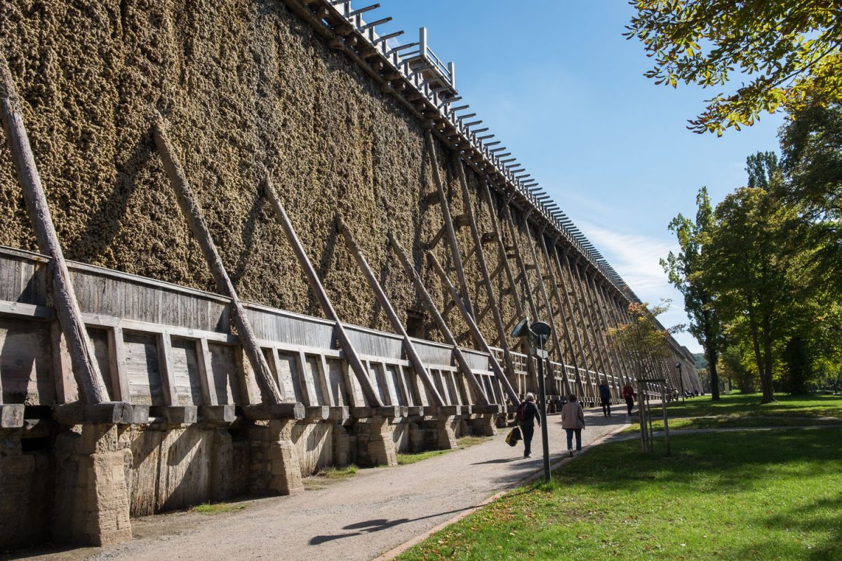 Das Gradierwerk in Bad Kösen hat eine Länge von 320 Metern und ist zwischen 18 und 20 Meter hoch