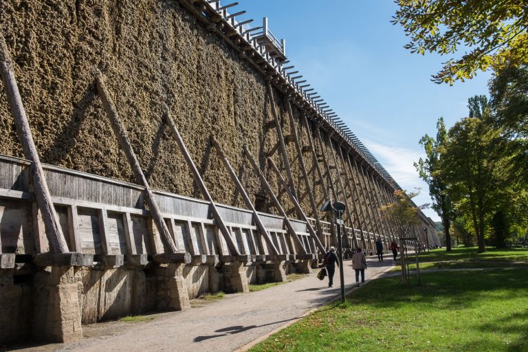 Das Gradierwerk in Bad Kösen hat eine Länge von 320 Metern und ist zwischen 18 und 20 Meter hoch