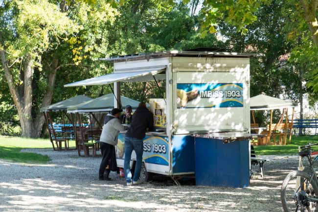 Der Imbiss 1903 in Bad Kösen an der Mühle ist einen Besuch wert. Schön gelegen mit hervorragenden Sitzmöglichkeiten unter großen Bäumen.