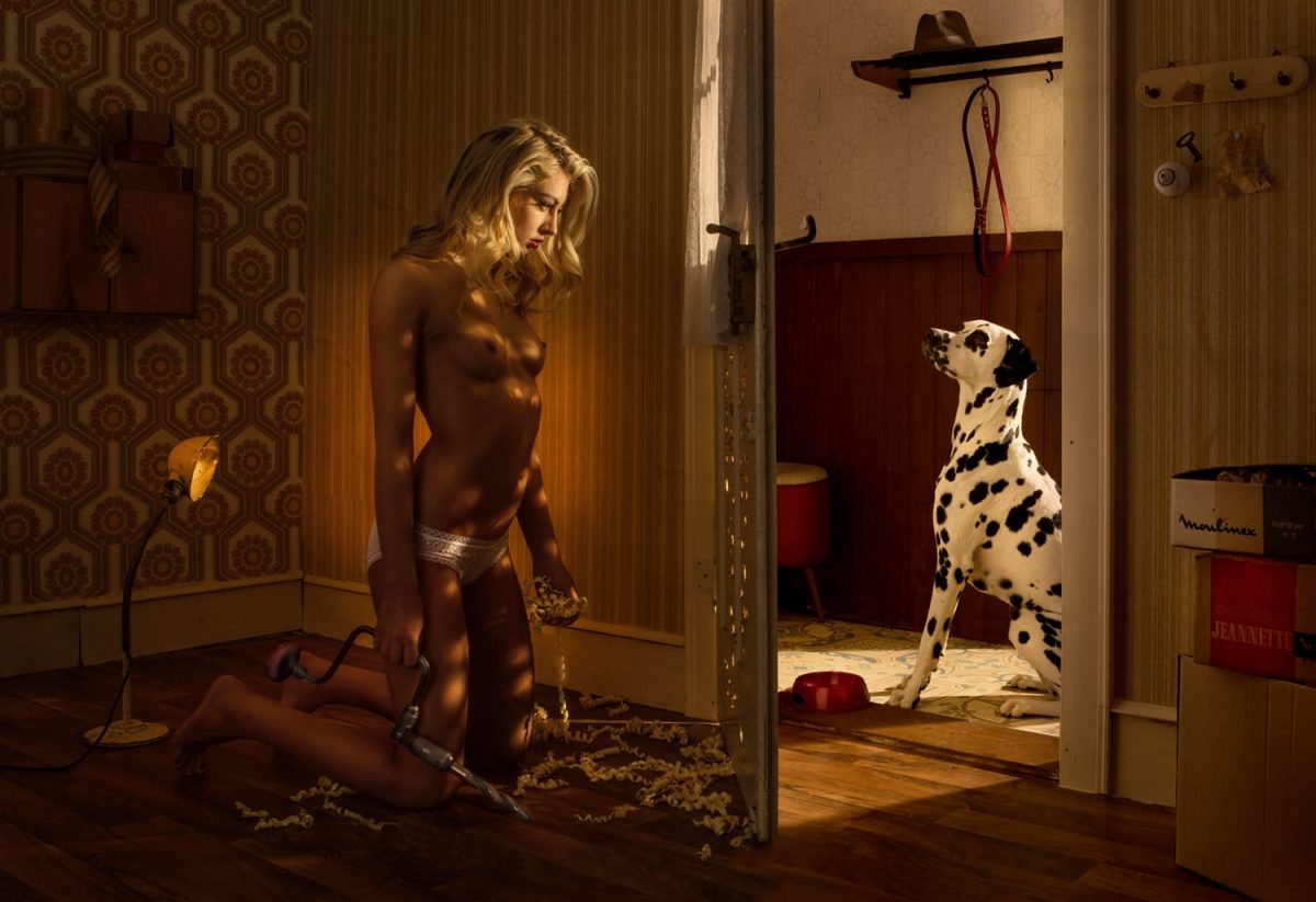 Diese Hundefotografie von Horst Kistner zeigt eine Nackte Frau und einen Dalmatiner in einer surrealen Situation. der Hund als eigenwilliges Wesen.