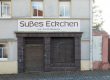 Der leerstehende Laden Süßes Eckchen in Bad Lausick ist ein Stück Gegenwartsarchäologie und versinnbildlicht das Ladensterben in Kleinstädten. Geschlossene Jalousien an einem kleinen Laden.