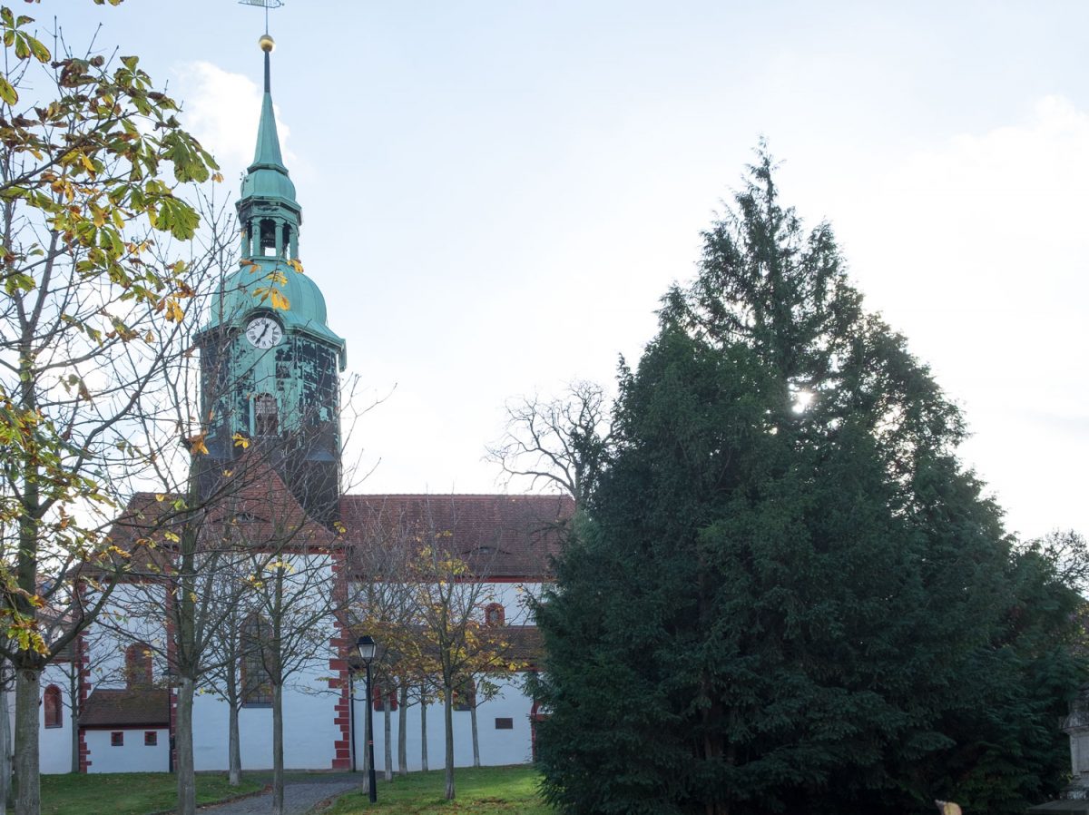Die St. Kilianskirche Bad Lausick ist romanisch, hat jedoch einen barocken Turm.