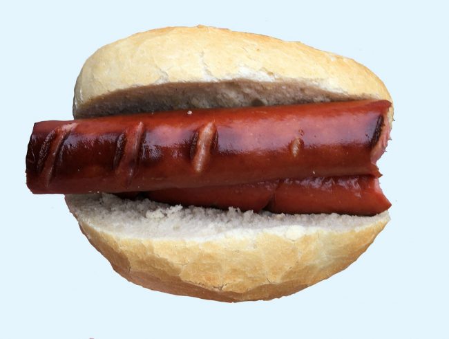 Der Tod der roten Wurst tritt bei seiner falschen Zubereitung ein. Zu viel Hitze und zu lange auf dem Grill.