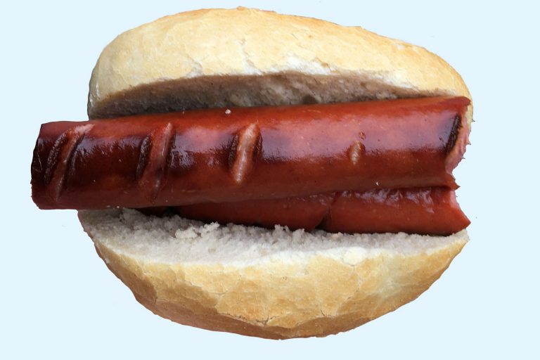 Der Tod der roten Wurst tritt bei seiner falschen Zubereitung ein. Zu viel Hitze und zu lange auf dem Grill.