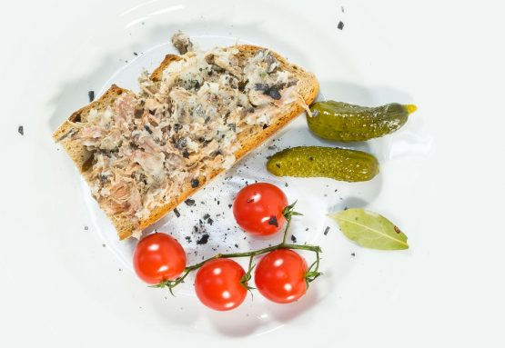 Gänserillettes ist ein französisches Gänsefett und nicht mit dem deutschen Gänsefett zu vergleichen, da es einen hohen Anteil von gezupften Fleisch enthält.