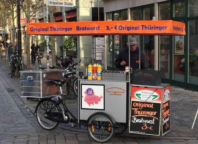 Eine gute Billige Thüringer Bartwurst am Bratwurststand finden Sie hier. Günstiger Bratwurststand in der Stadt Rostock und diese ist echt aus Thüringen.