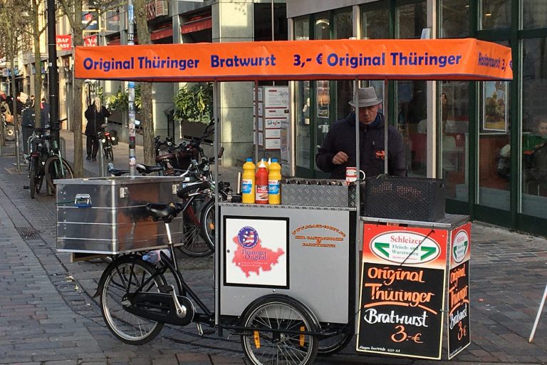 Eine gute Billige Thüringer Bartwurst am Bratwurststand finden Sie hier. Günstiger Bratwurststand in der Stadt Rostock und diese ist echt aus Thüringen.