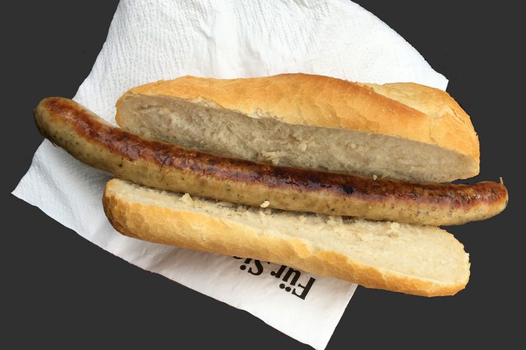 Ein untergewichtiger Karlsruher Bratwürstchen im Weck bekommen Sie auf der Kaiserstraße in Karlsruhe bei Schlemmermayer.
