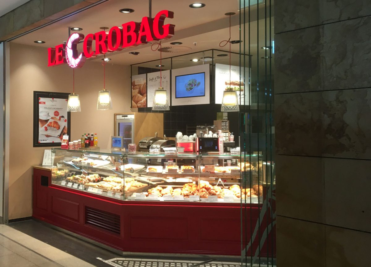 Le Crobac im Leipziger Hauptbahnhof ist ein Laden von über 150 in Deutschland. Backt Teiglinge auf und gibt sich französisch.