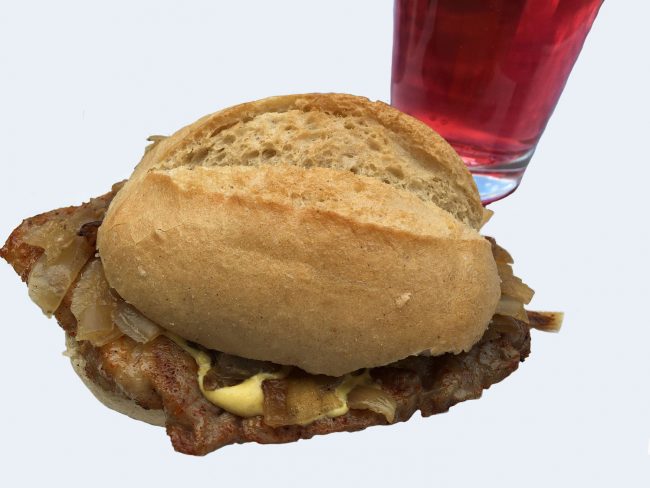 Rostbrätel mit Fassbrasuse im Brötchen gehört in Thüringen zum traditionellen Street Food