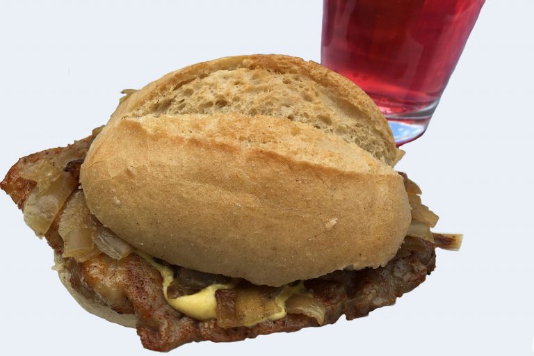 Rostbrätel mit Fassbrasuse im Brötchen gehört in Thüringen zum traditionellen Street Food