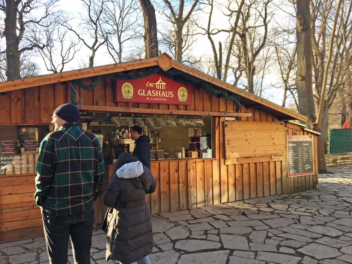 Die beste Bratwurst in Leipzig bekommt man beim Glashaus im Clarapark eine typischen Holzhütte mit beschränktem Angebot aber der besten Bratwurst die man in Leipzig bekommt.