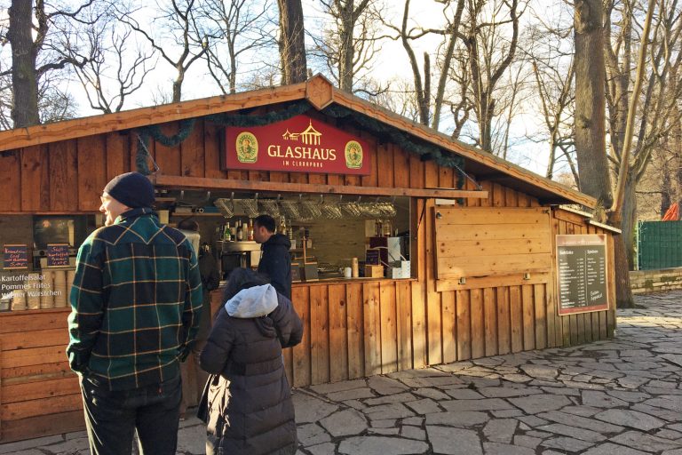 Die beste Bratwurst in Leipzig bekommt man beim Glashaus im Clarapark eine typischen Holzhütte mit beschränktem Angebot aber der besten Bratwurst die man in Leipzig bekommt.