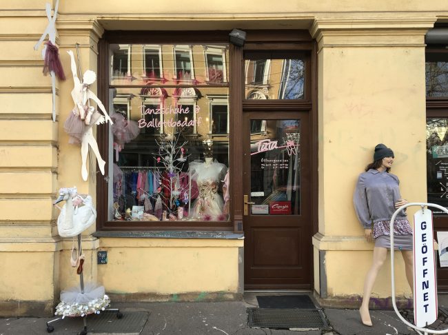 Tanzschuhe und Ballettbedarf in Connewitz ist ein subversiver Laden im linksautonomen Gebiet.
