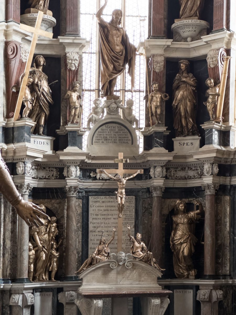 Der pompöse Altar in der Apsis des Dom zu Freiberg ist ein Paradestück des Manierismus mit zahlreichen Plastiken und Schmuckelementen versehen.