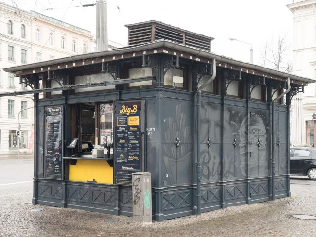 Die schlechteste Currywurst südlich von Berlin habe ich auf dem Südplatz in Leipzig gegessen. Ein schönes Gebäude, aber eine schlechte Wurst.