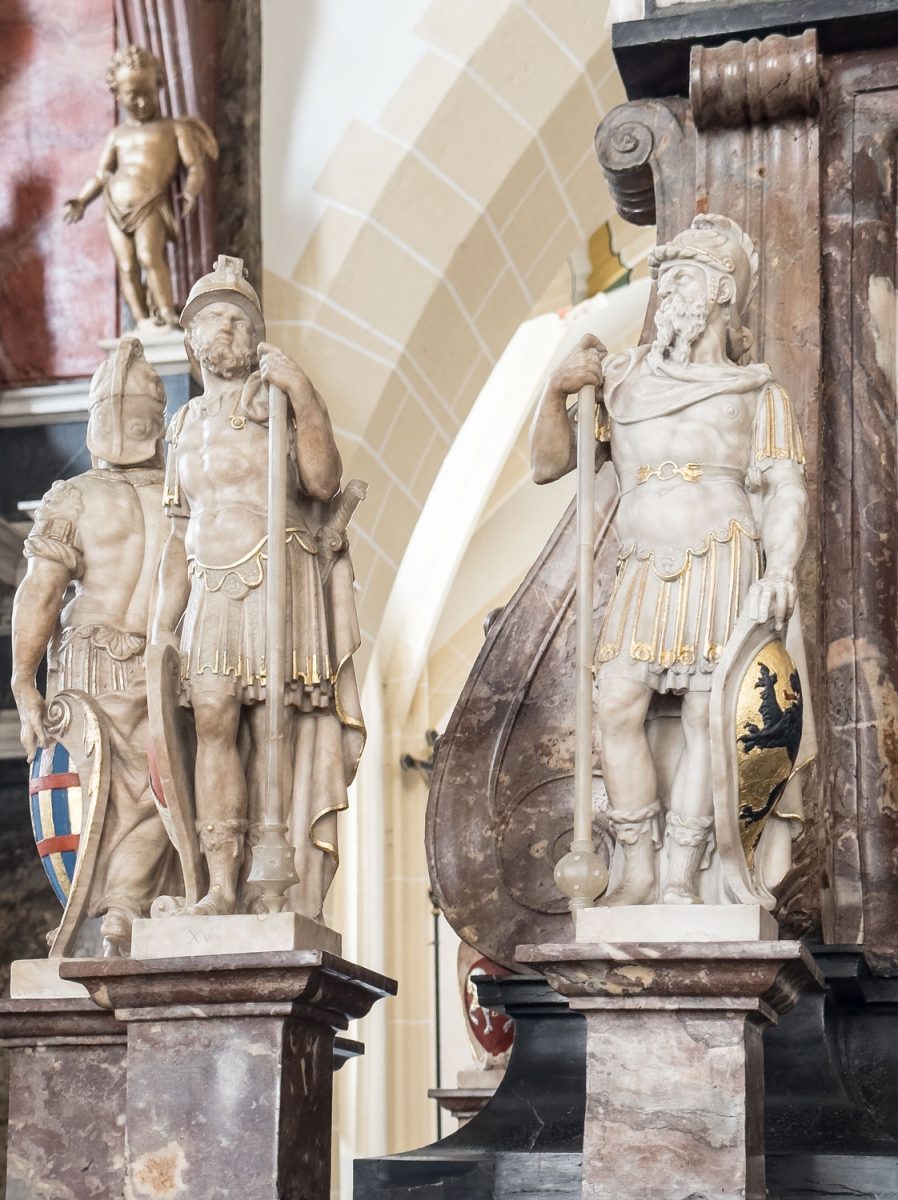 Drei Krieger in der Grablege im Dom zu Freiberg sind von italienischen Künstlern aus sächsischen Marmor gefertigt.