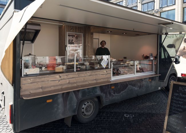 Eine Bison Bratwurst in Leipzig bekommen Sie auf dem Wochenmarkt am Freitag vor dem alten Rathaus.