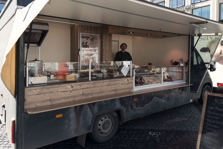 Eine Bison Bratwurst in Leipzig bekommen Sie auf dem Wochenmarkt am Freitag vor dem alten Rathaus.